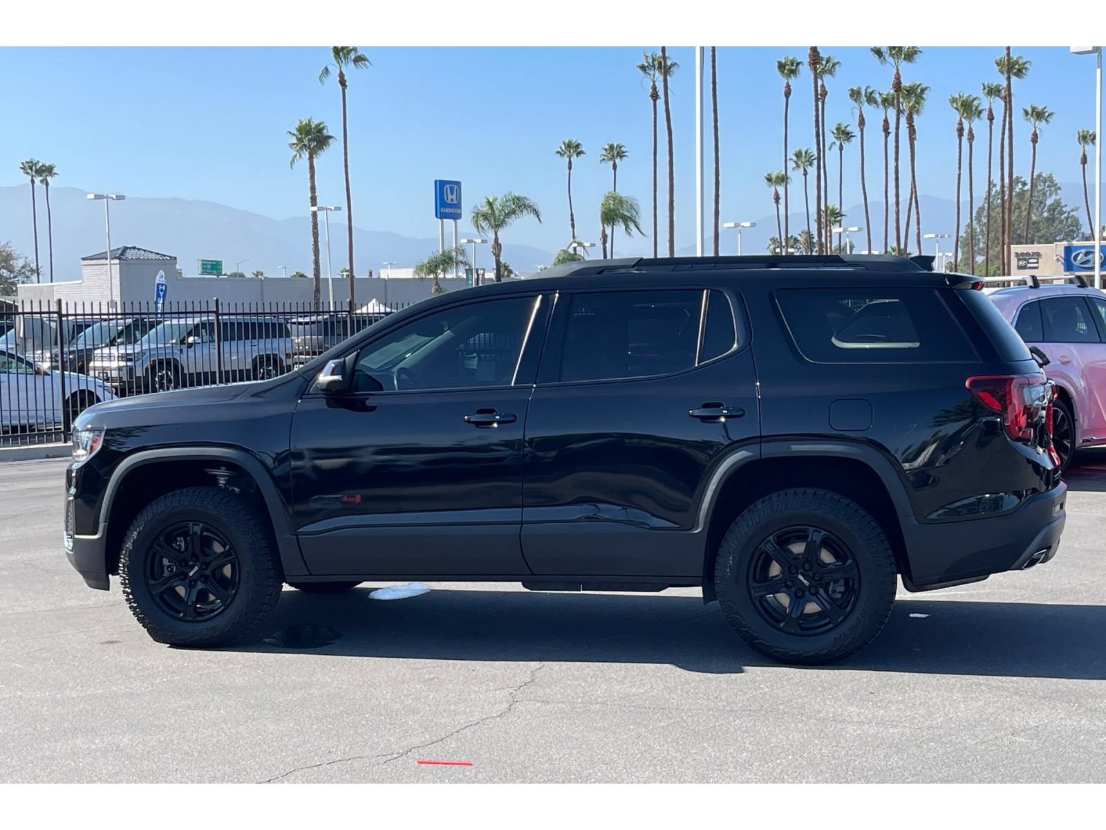 Used 2021 GMC Acadia AT4 w/ Technology Package AWD/4WD image 3