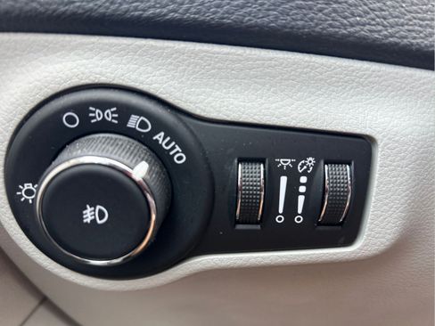 Certified 2020 Jeep Compass Latitude FWD image 25