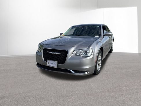 Used 2017 Chrysler 300 Limited RWD image 2