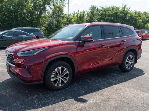 Used 2022 Toyota Highlander XLE AWD/4WD image 3