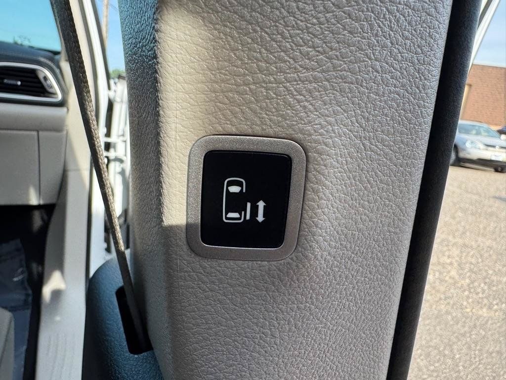 Used 2024 Chrysler Pacifica Limited FWD image 30