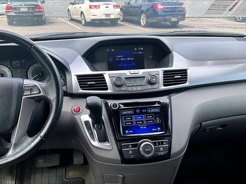 Used 2021 Chrysler Pacifica Touring-L FWD image 6