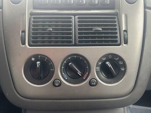 Used 2005 Ford Explorer XLT image 21