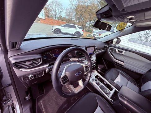 Used 2022 Ford Explorer XLT w/ Equipment Group 202A image 21