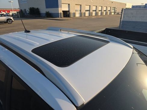 Used 2024 Hyundai Venue SEL FWD image 3