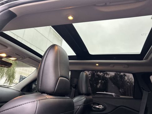 Used 2019 Jeep Cherokee Limited image 23