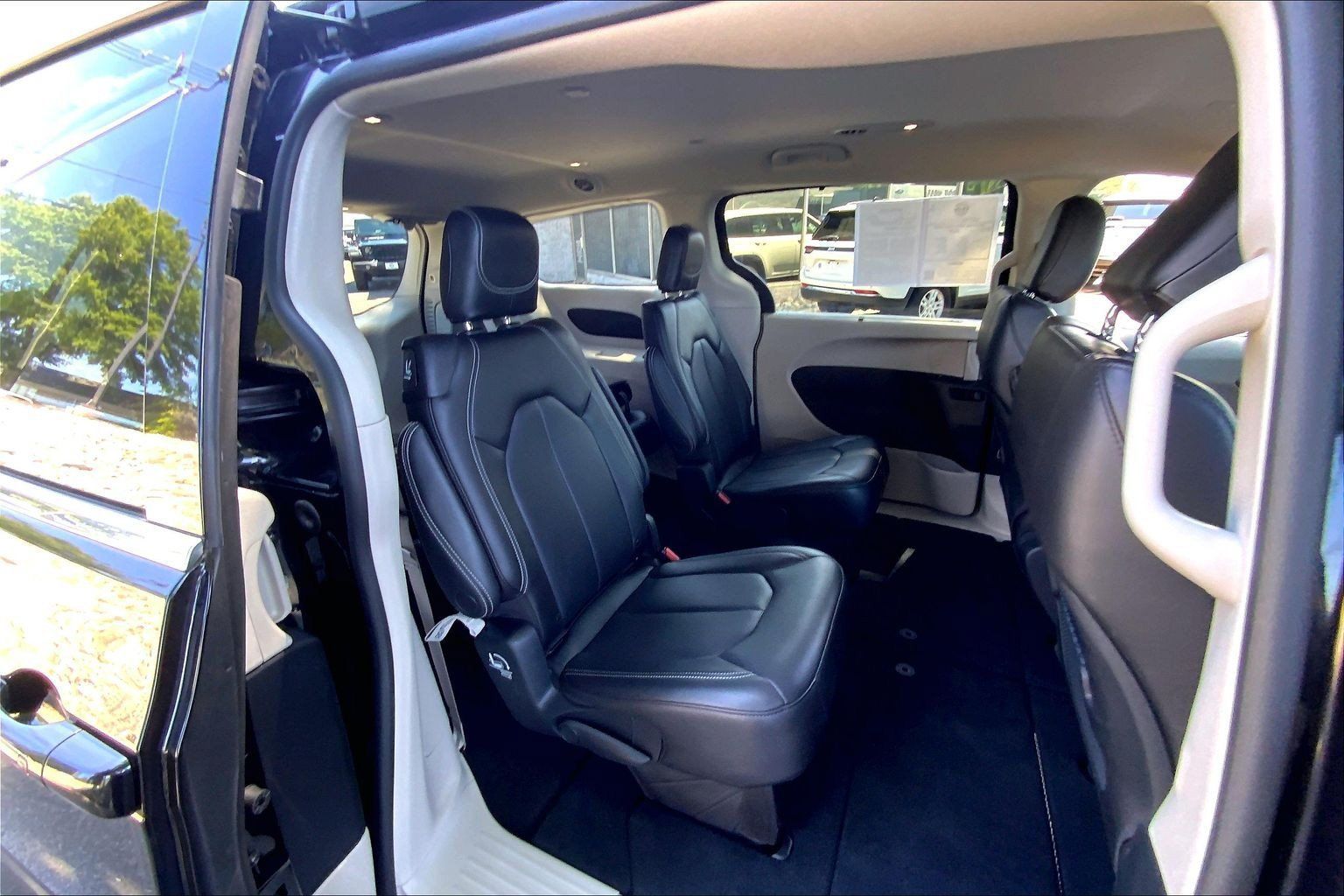 Certified 2023 Chrysler Pacifica Touring-L AWD/4WD image 14