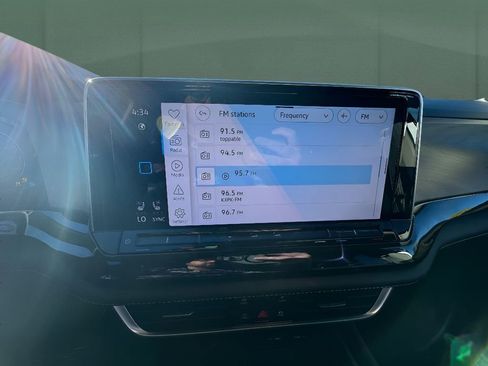 Used 2025 Volkswagen Atlas SE image 32