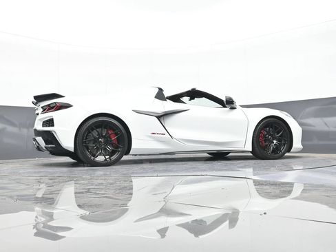 Used 2024 Chevrolet Corvette Z06 RWD image 32