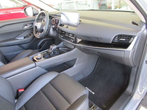 Used 2025 Nissan Rogue SL AWD/4WD image 22