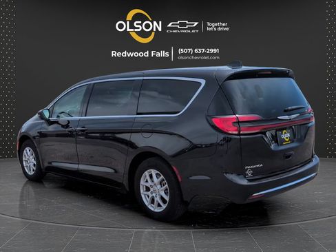 Used 2023 Chrysler Pacifica Touring-L FWD image 3