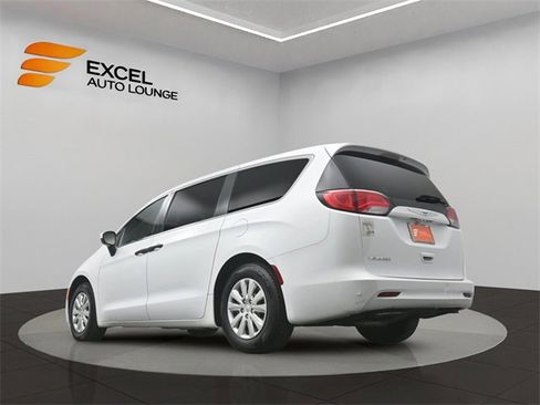 Used 2021 Chrysler Voyager L image 36