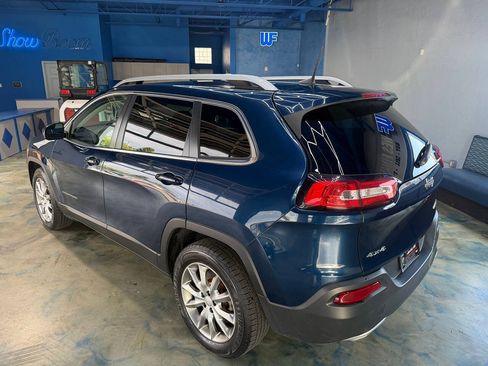 Used 2018 Jeep Cherokee Limited w/ Luxury Group AWD/4WD image 4