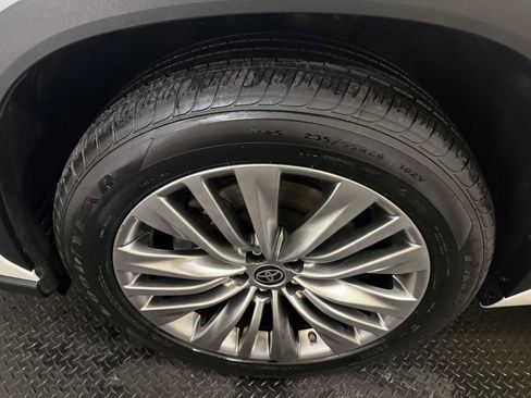 Used 2023 Toyota Highlander Platinum image 8