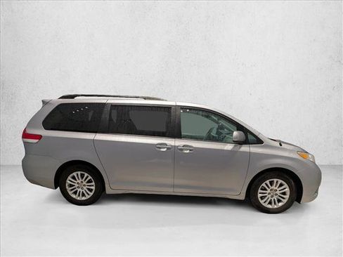Used 2012 Toyota Sienna XLE image 4