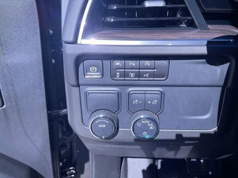 Used 2025 Chevrolet Suburban LS RWD image 18