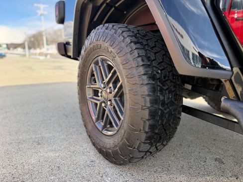 Certified 2025 Jeep Gladiator Sport AWD/4WD image 23