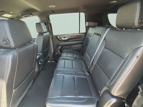 Used 2024 Chevrolet Suburban LT RWD image 17