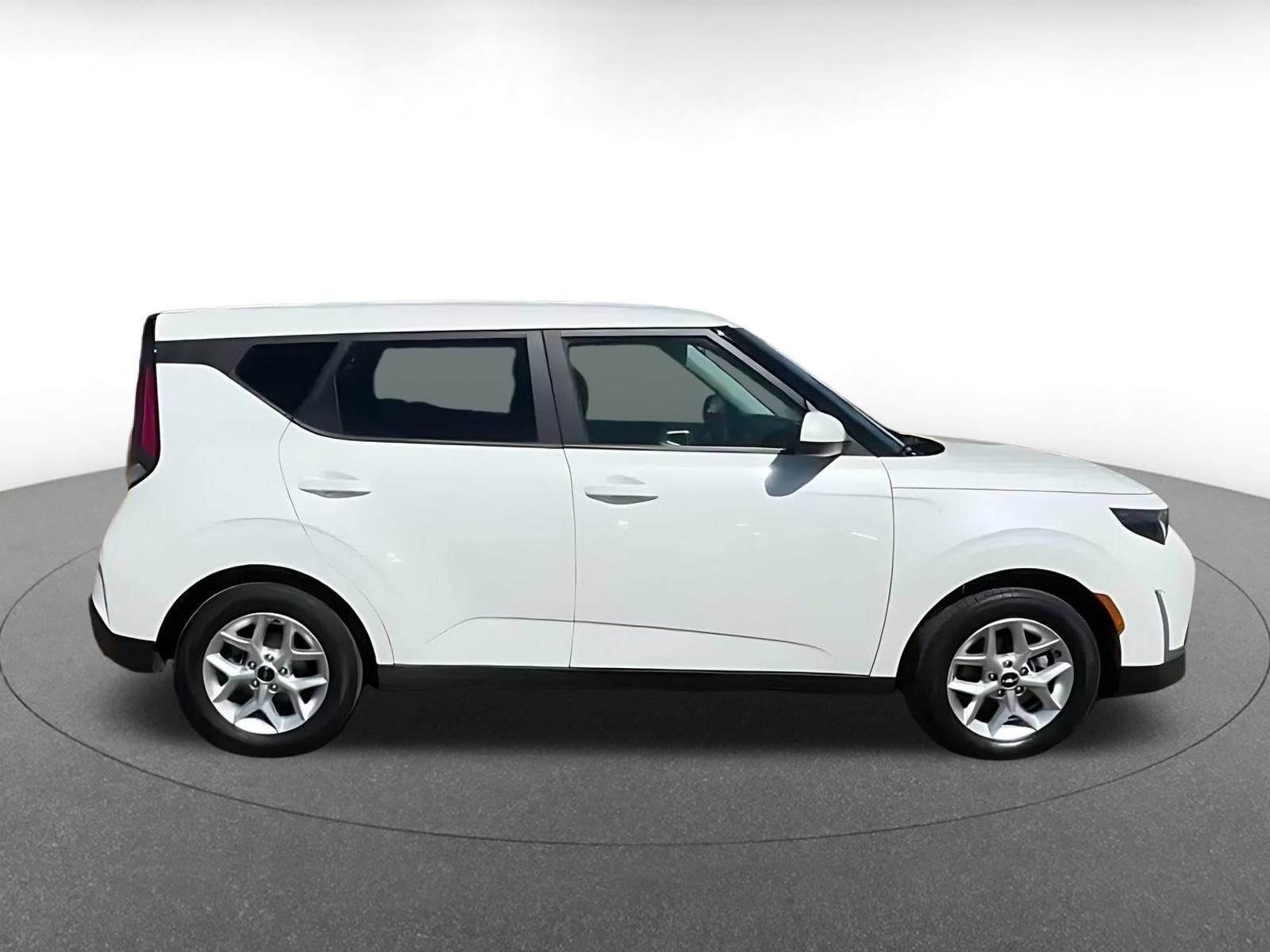 Used 2025 Kia Soul LX w/ LX Technology Package FWD image 15