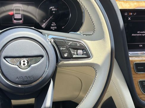 Used 2023 Bentley Bentayga Plug-In Hybrid AWD/4WD image 10
