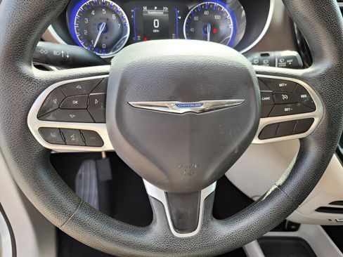 Used 2019 Chrysler Pacifica Touring Plus image 13