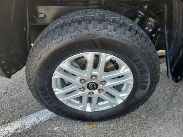 Used 2022 Toyota Tundra SR5 w/ SR5 Convenience Package AWD/4WD image 8