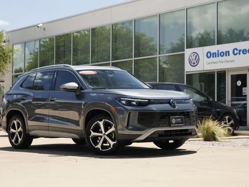 Certified 2025 Volkswagen Tiguan SE FWD image 1