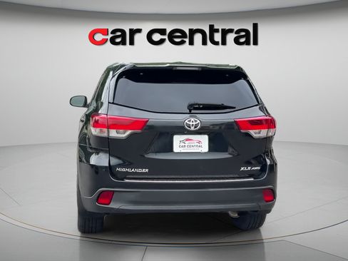 Used 2018 Toyota Highlander XLE AWD/4WD image 4
