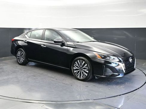 Used 2025 Nissan Altima 2.5 SV FWD image 3