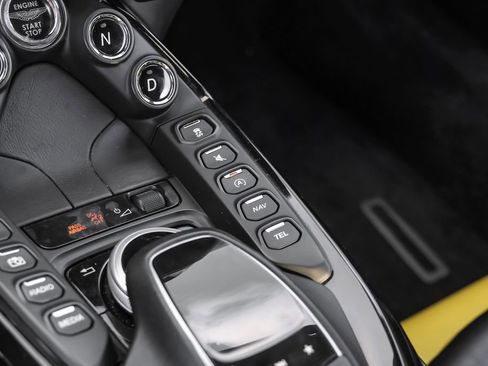 Used 2020 Aston Martin V8 Vantage Coupe RWD image 25