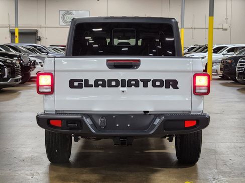 Used 2022 Jeep Gladiator Overland w/ Popular Equipment Package image 11