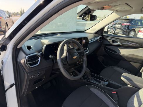 Used 2025 Chevrolet TrailBlazer LT image 32