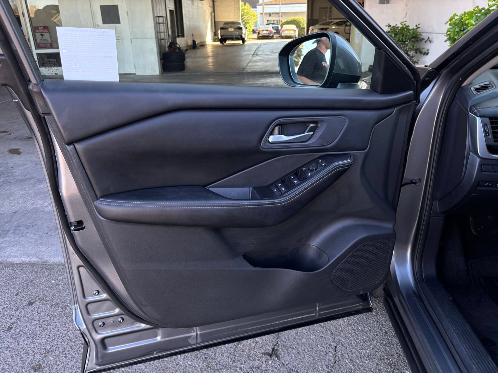 Used 2025 Nissan Rogue SV AWD/4WD image 18