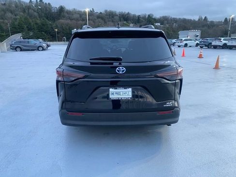 Used 2024 Toyota Sienna XLE image 7