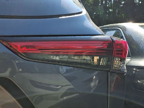 Used 2021 Toyota Highlander XLE AWD/4WD image 5