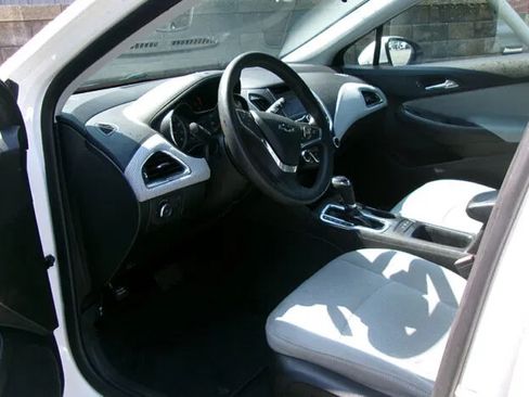 Used 2019 Chevrolet Cruze LT w/ Convenience Package FWD image 12