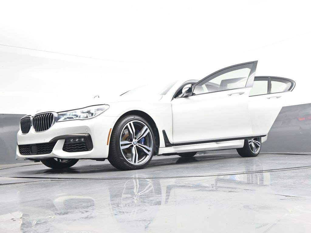 Used 2019 BMW 750i xDrive w/ Executive Package AWD/4WD image 42
