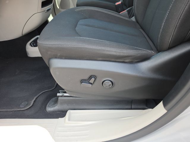 Used 2023 Chrysler Voyager LX FWD image 16
