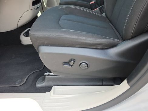 Used 2023 Chrysler Voyager LX FWD image 16