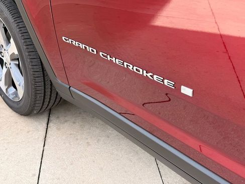 New 2026 Jeep Grand Cherokee Limited w/ Luxury Tech Group II AWD/4WD image 32