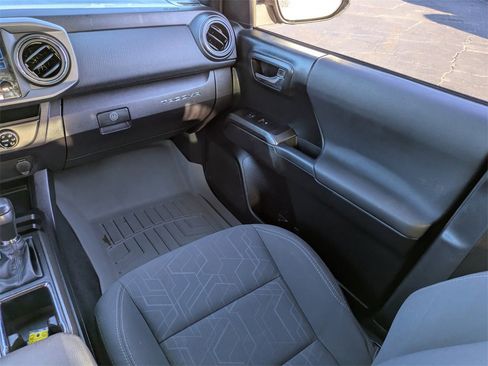 Used 2017 Toyota Tacoma TRD Sport image 17