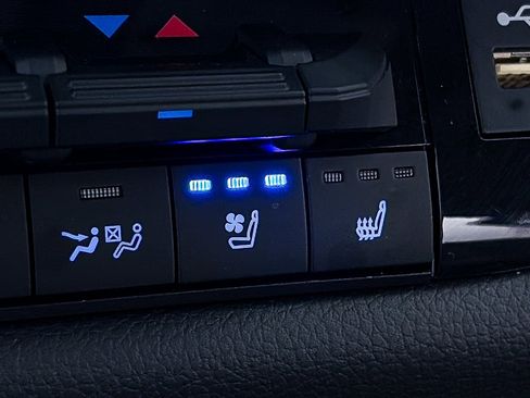 Used 2024 Toyota Tundra Limited image 24