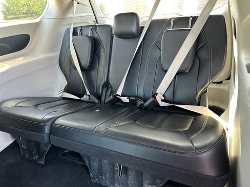 Used 2023 Chrysler Pacifica Touring-L FWD image 31