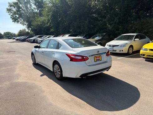 Used 2016 Nissan Altima 2.5 S w/ Power Driver Seat Package FWD image 3