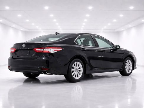 Used 2019 Toyota Camry LE image 5