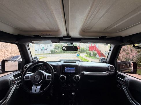 Used 2014 Jeep Wrangler Unlimited Rubicon AWD/4WD image 25