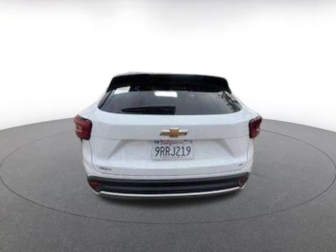 Used 2025 Chevrolet Trax LT image 8