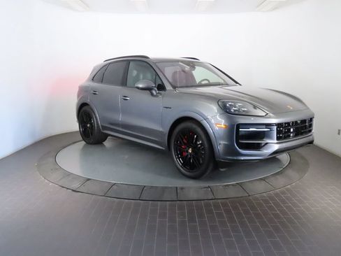Certified 2026 Porsche Cayenne S AWD/4WD image 9