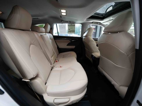 Used 2020 Toyota Highlander Limited AWD/4WD image 25