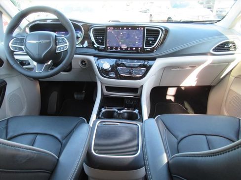 Certified 2024 Chrysler Pacifica Limited AWD/4WD image 12